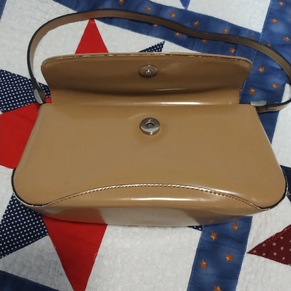Elegant Tan Leather Shoulder Bag